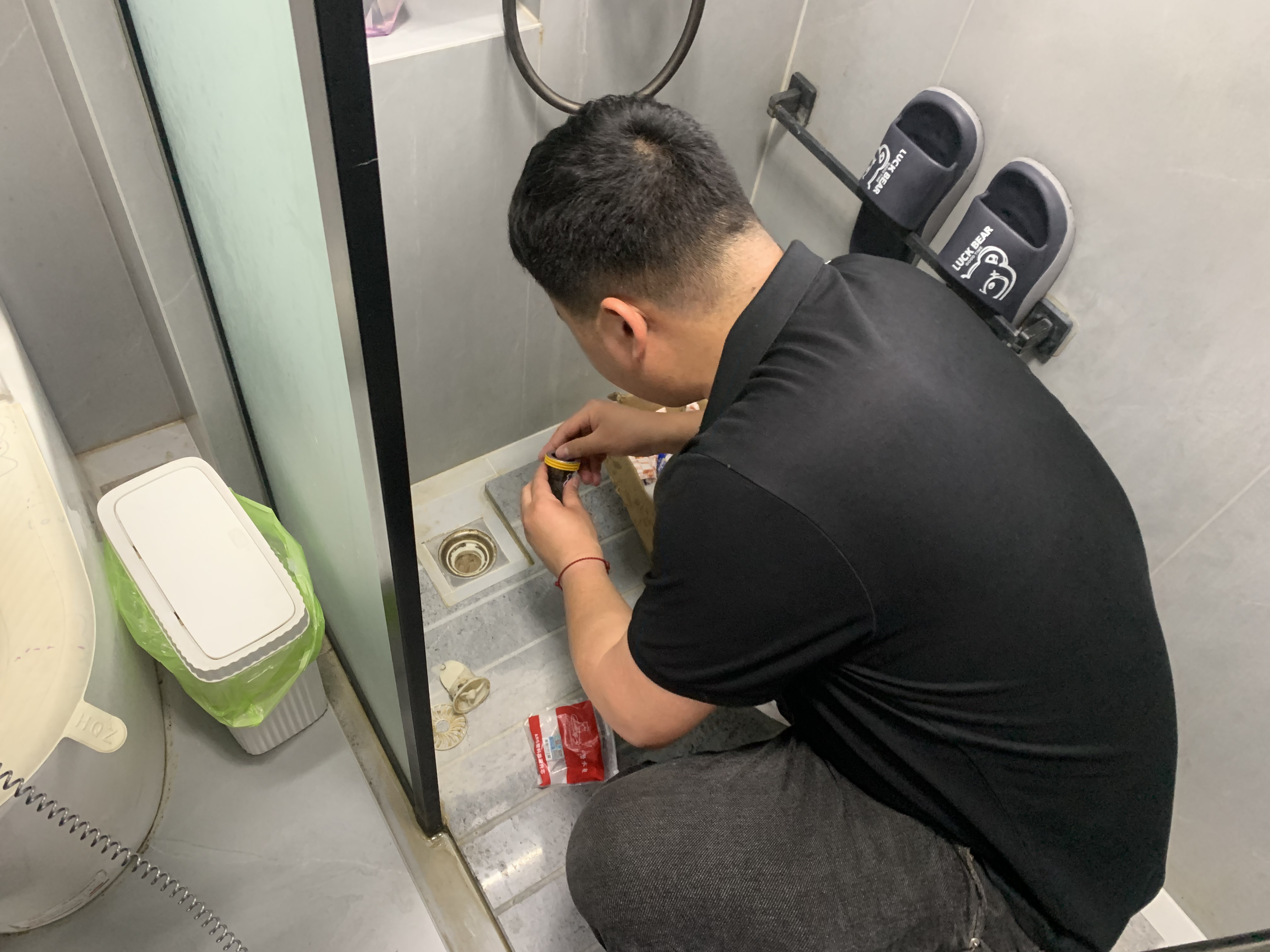 阜阳港龙置业作为房地产企业，安排工作人员在卫生间维修卫浴地漏