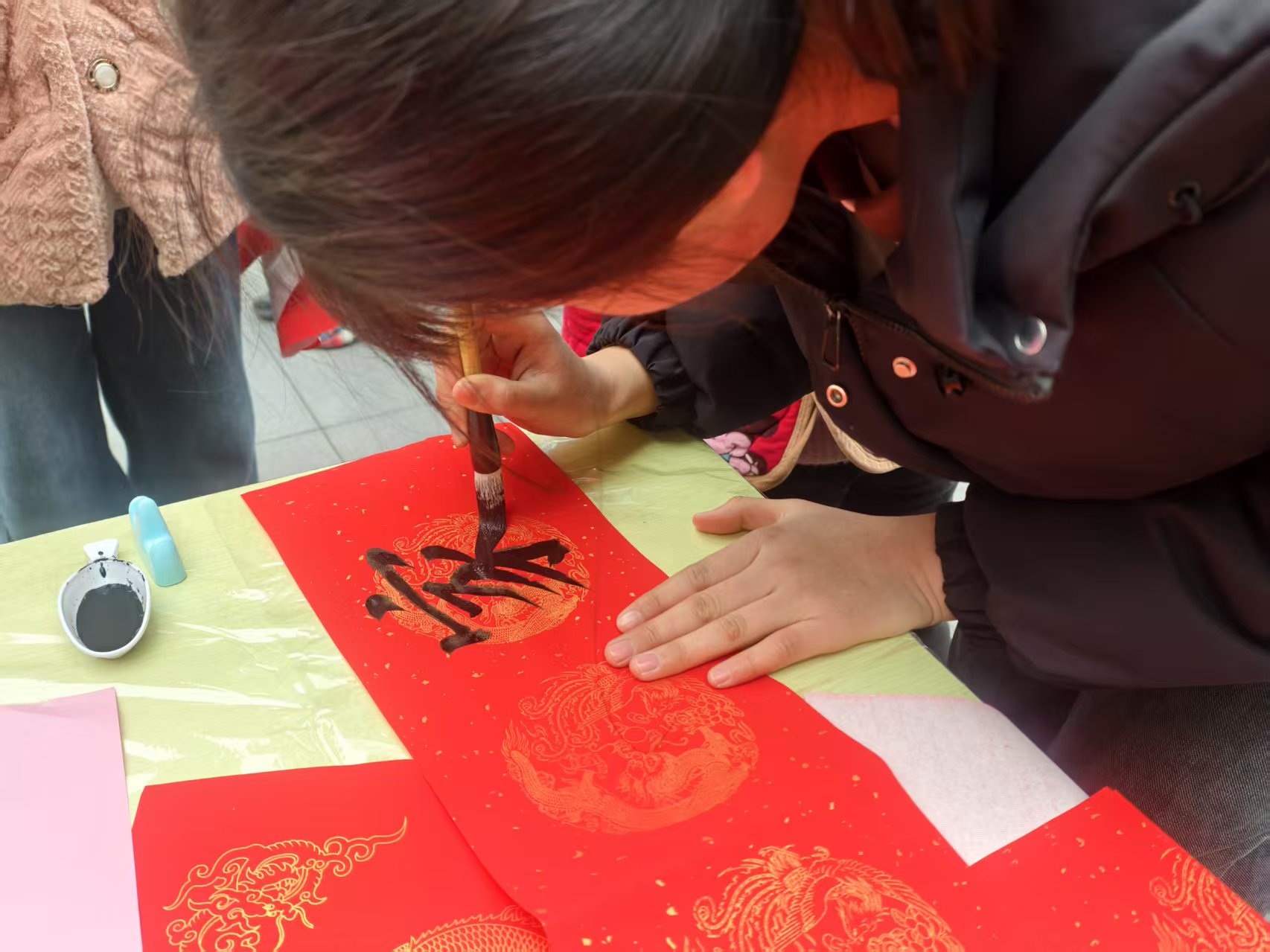阜阳港龙置业举办新春民俗活动,现场书写福字春联