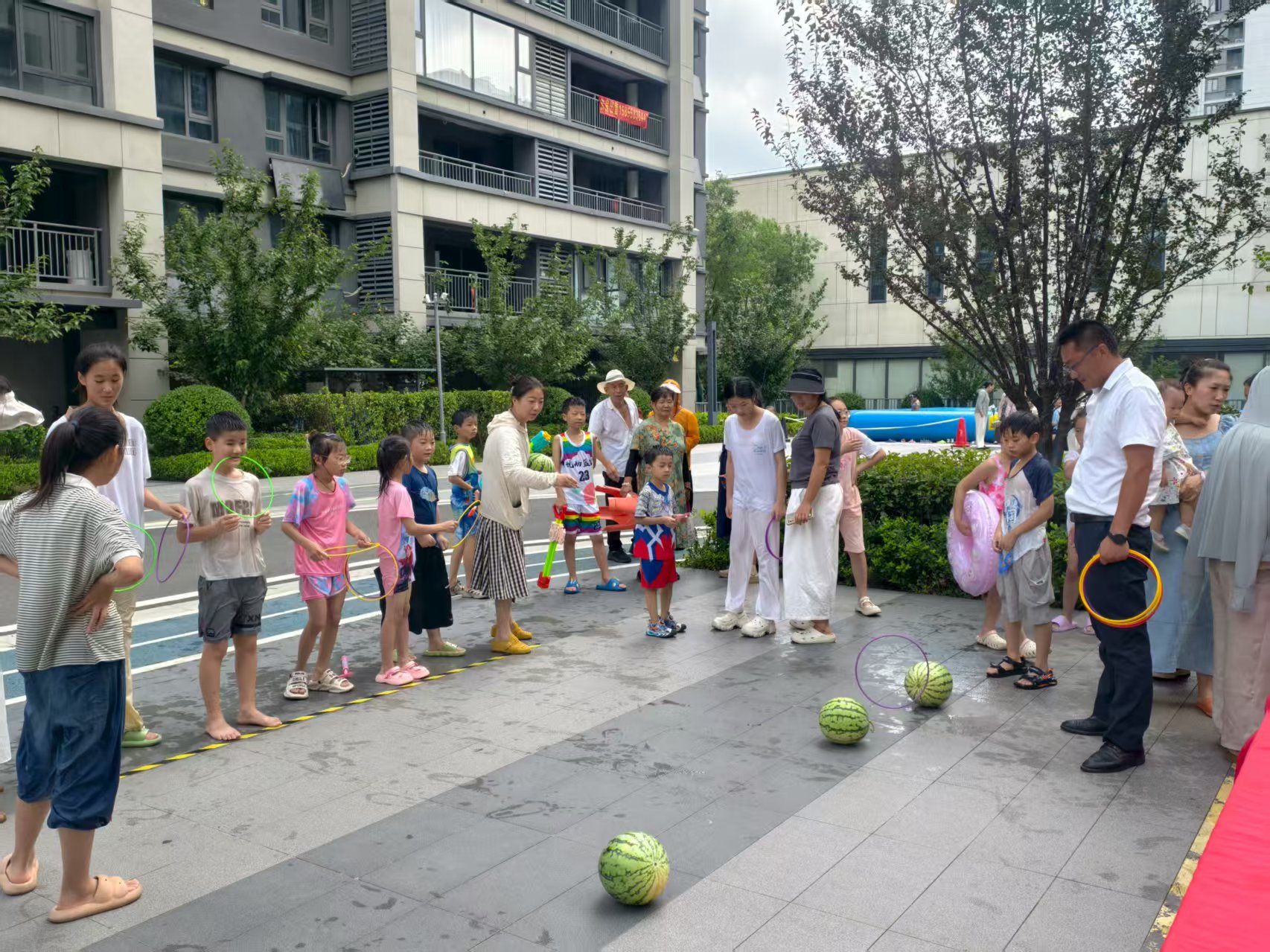 阜阳港龙置业在小某内举办亲子套西瓜活动，业主儿童积极参与