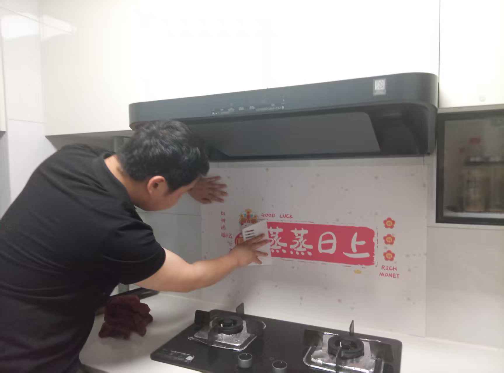 阜阳港龙置业工作人员在项目厨房张贴「蒸蒸日上」装饰贴