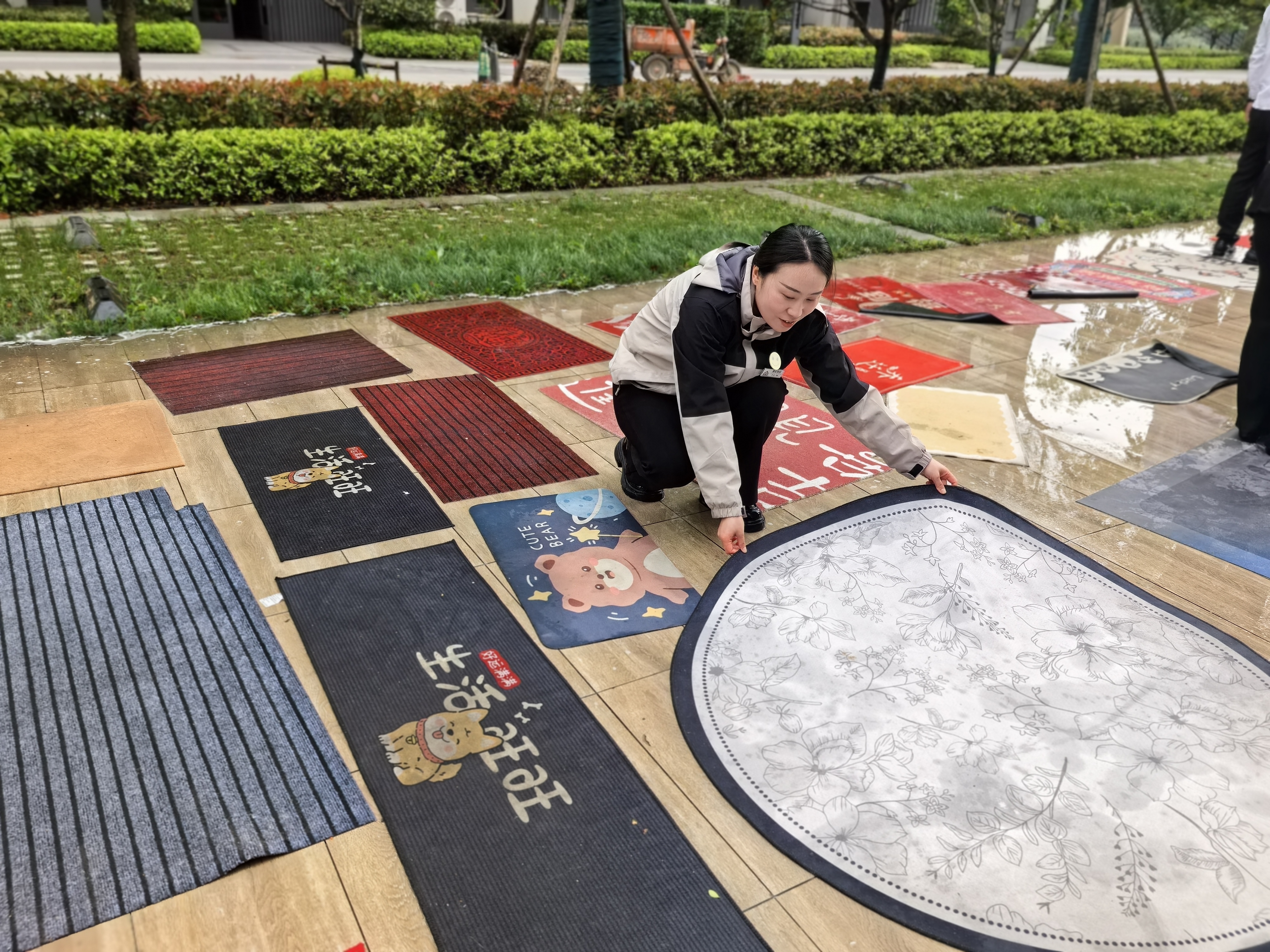 阜阳港龙置业物业工作人员户外整理晾晒业主入户地垫