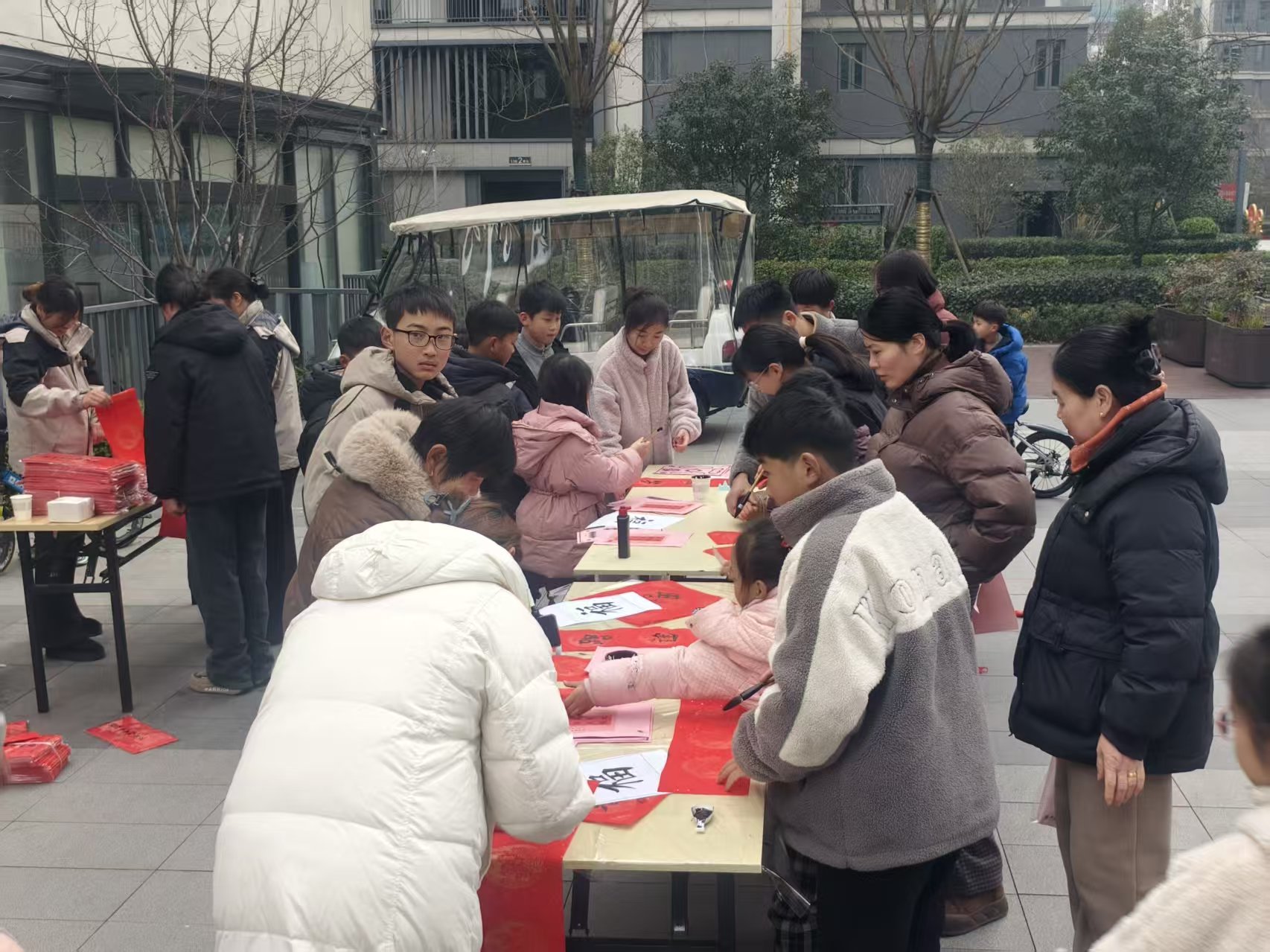 阜阳港龙置业举办社区写春联送福活动，居民儿童踊跃参与