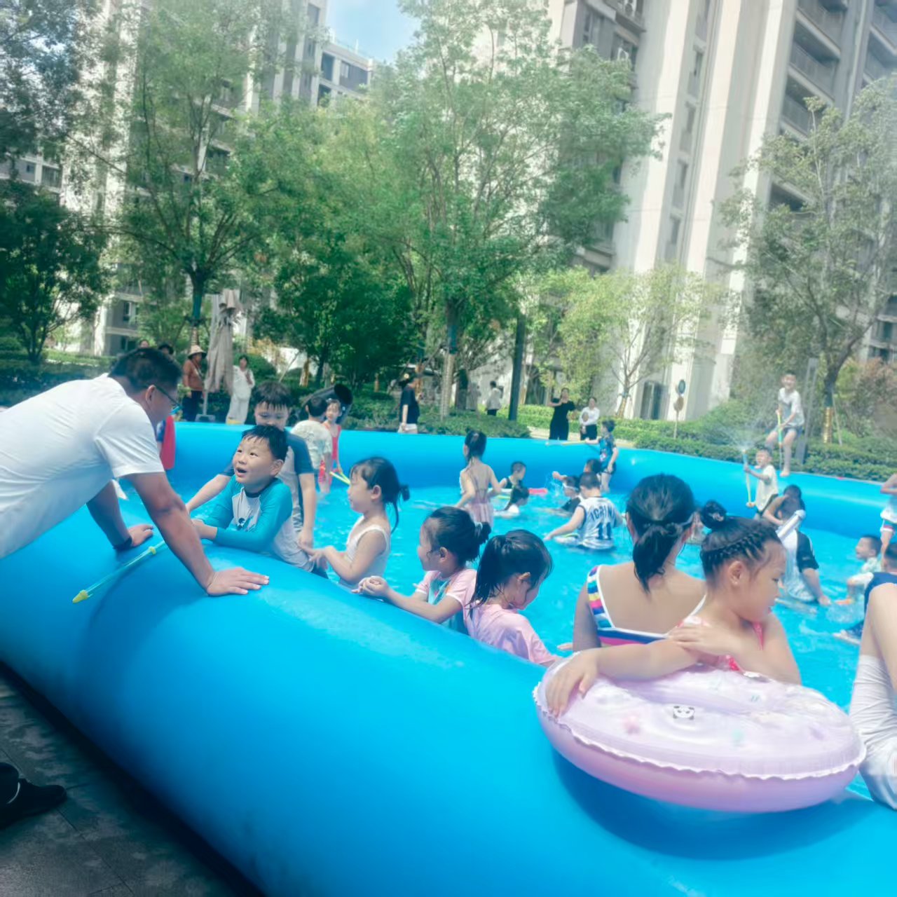 阜阳港龙置业在小某户外场地举办亲子戏水消暑活动，业主儿童参与