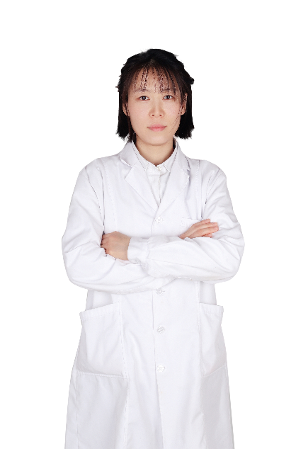 咸阳秦都九龙医院身着白大褂的女医师，展现专业医疗职业形象