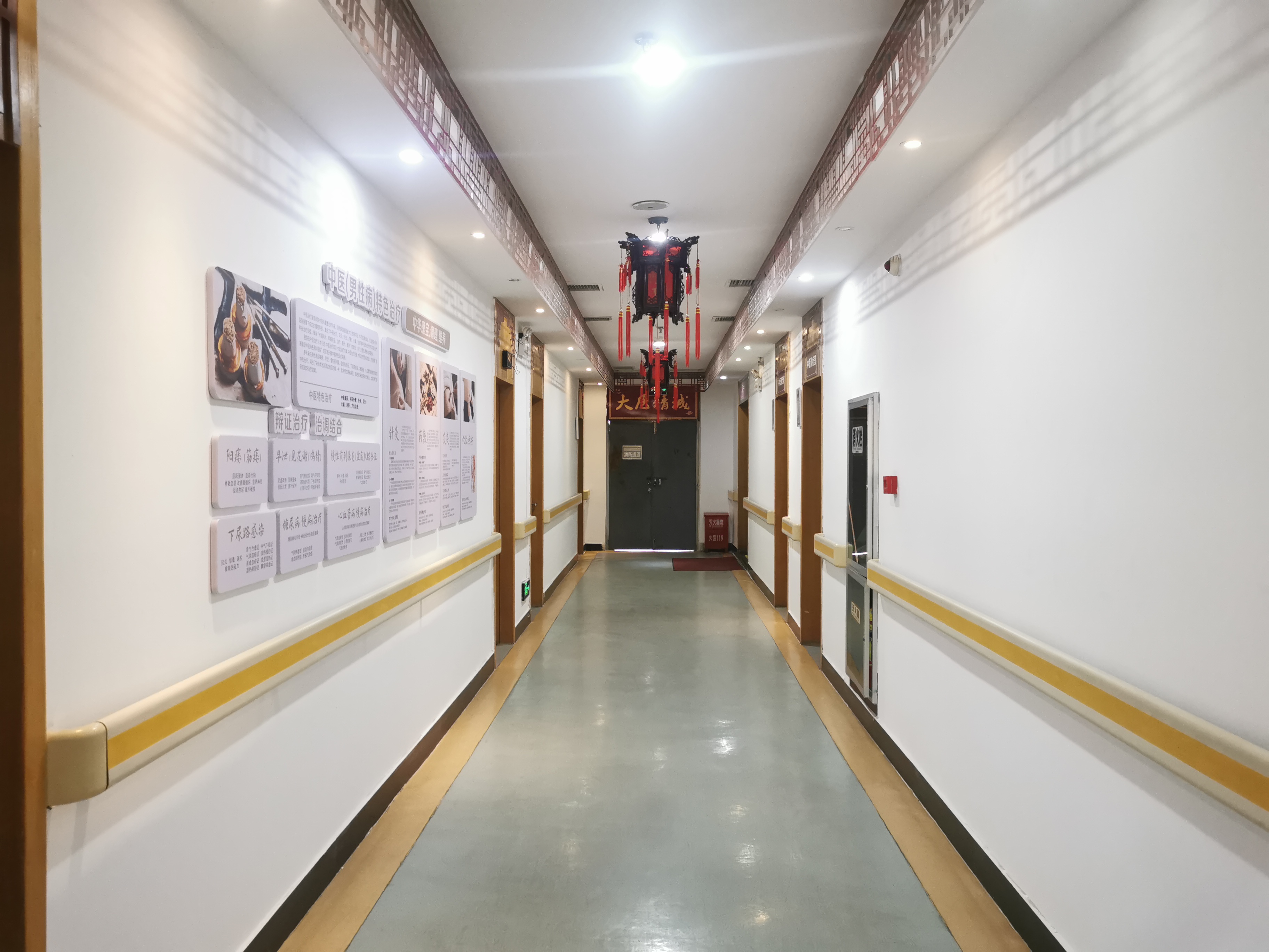 咸阳秦都九龙医院走廊展示中医男科前列腺等疾病治疗知识