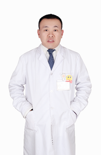 咸阳秦都九龙医院医生身着白大褂的专业形象展示