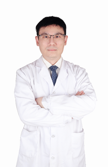 咸阳秦都九龙医院专科医师身着白大褂，双臂交叉展现专业医护形象