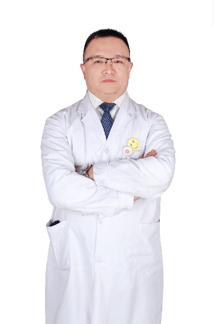 咸阳秦都九龙医院医师身着白大褂，展现专业医护形象