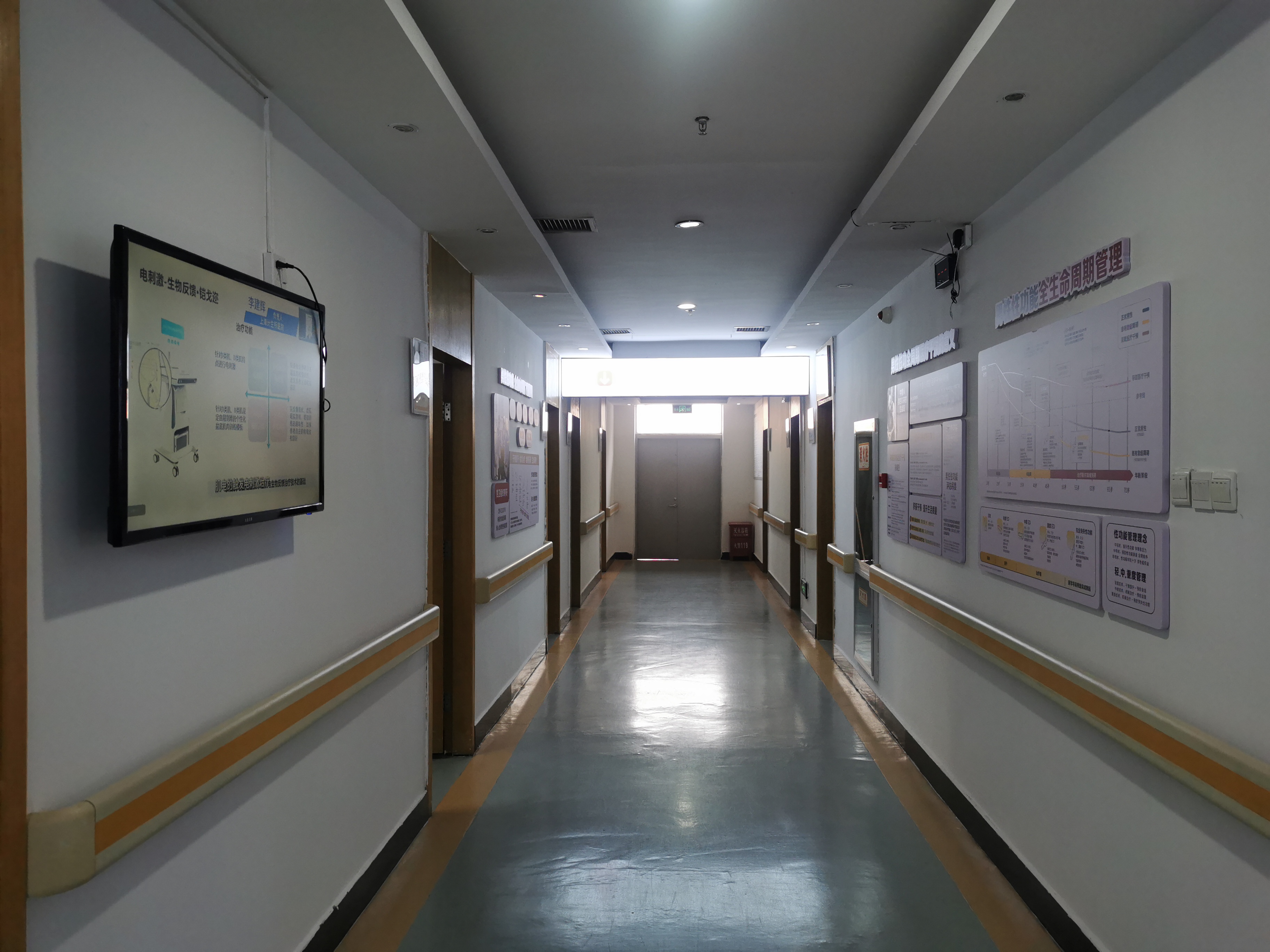 咸阳秦都九龙医院诊疗区走廊,配科普屏与医疗展板