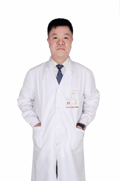 咸阳秦都九龙医院医生身着白大褂展示专业形象