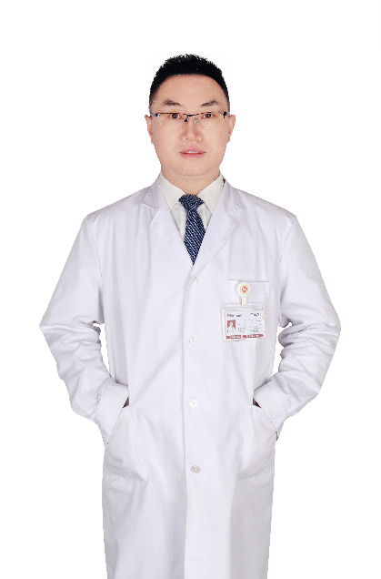 咸阳秦都九龙医院在职医师身着白大褂佩戴工作胸牌