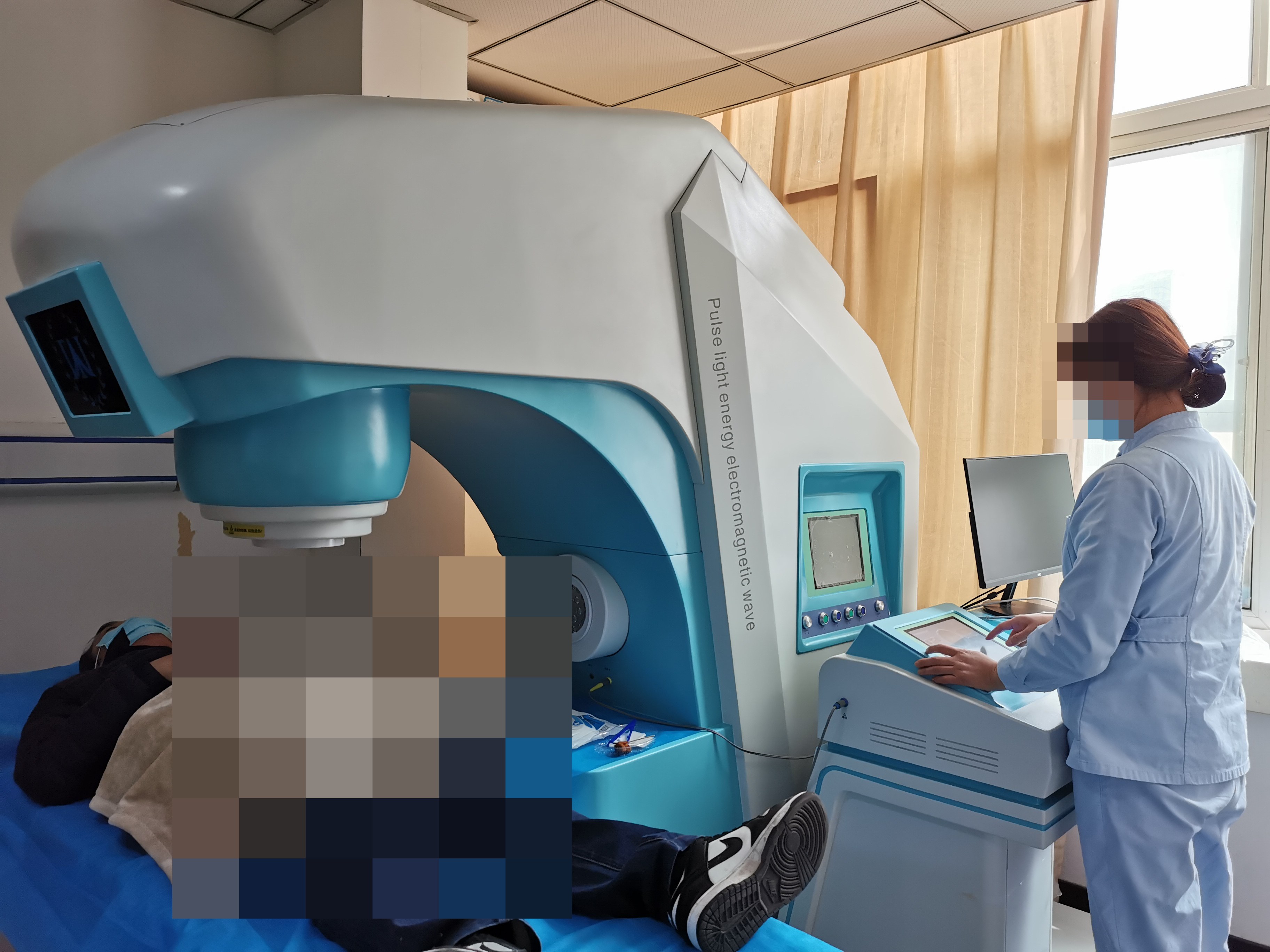 咸阳秦都九龙医院医护人员操作脉冲光能磁波治疗设备